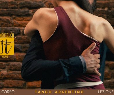 volantino dei nuovi corsi di Tango Argentino a cura di Tango Touch con un abbraccio di tango in primo piano e il logo della scuola